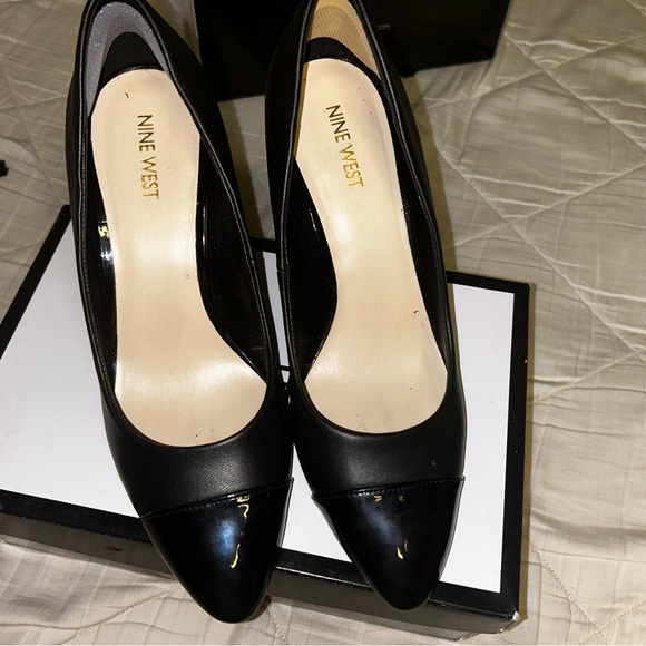 Black block Nine West heels gently used - Picture 2 of 3